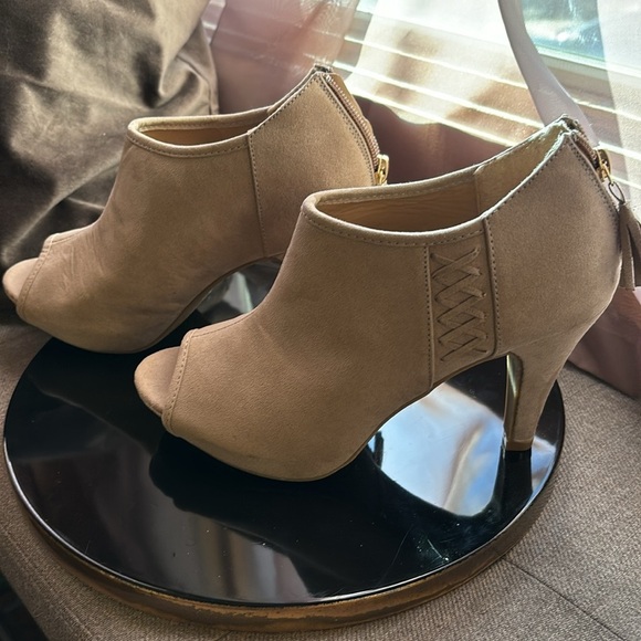 2/$30 Madden girl faux suede ankle booties size 7 - Picture 5 of 9